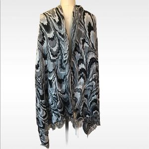 🌹NWT Gorgeous Gray print Scarf Wrap